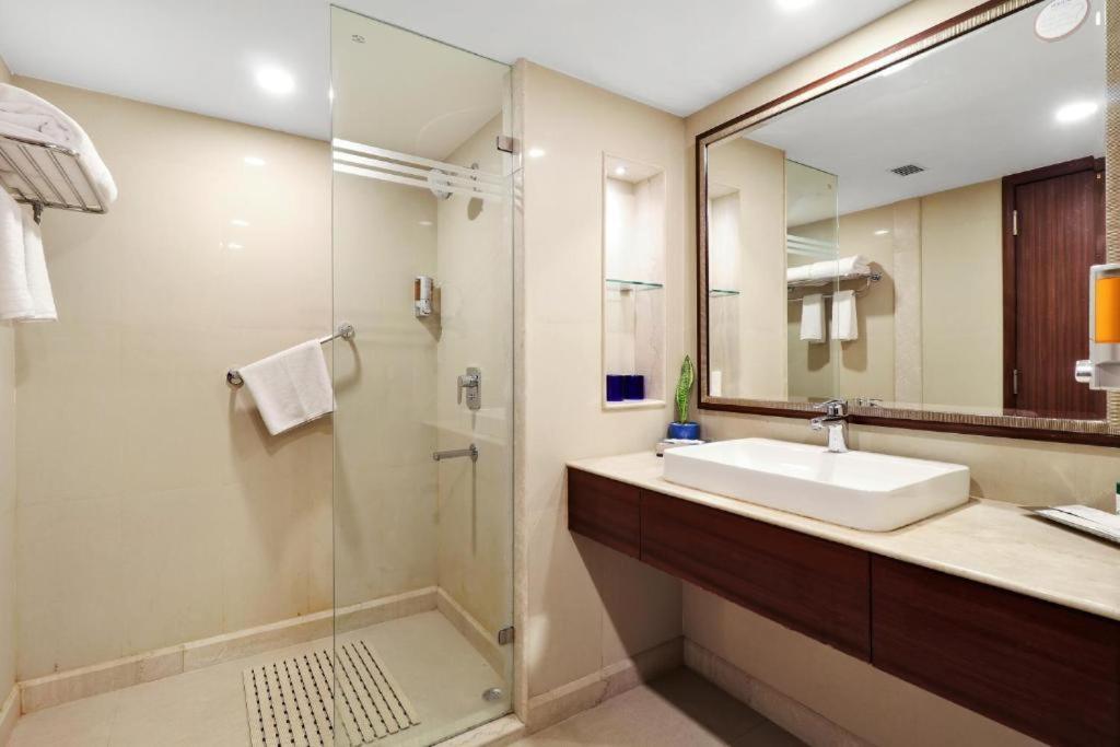 Hotel The Plaza Luxury Near International Airport By Gross Group 4*