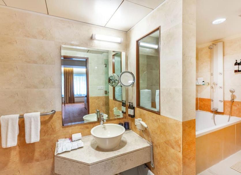 The Plaza Luxury Near International Airport By Gross Group 4*