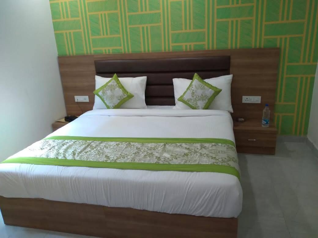 Hotel The Plaza Luxury Near International Airport By Gross Group
